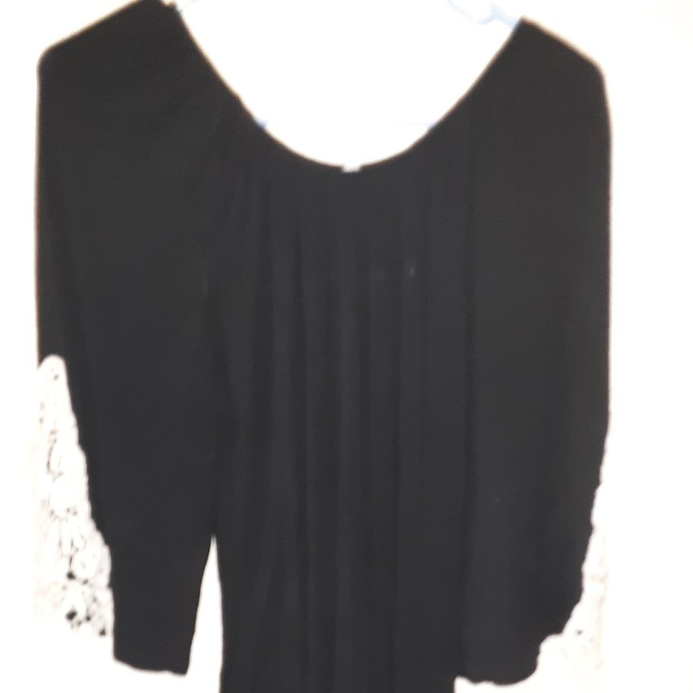 Cute blouse with lace inset in sleeves